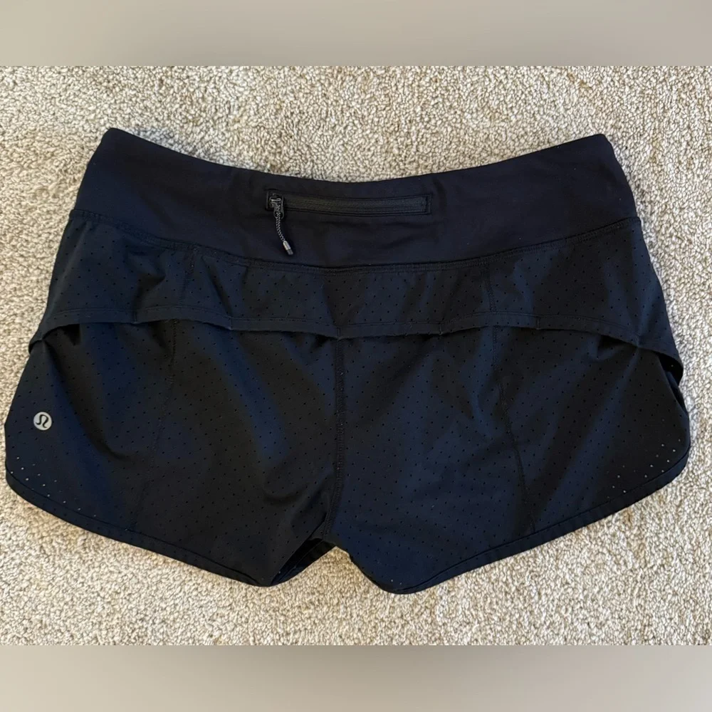 2017 Lululemon Speed Short Perforated 2.5” Black Size 6 Rare Run Short